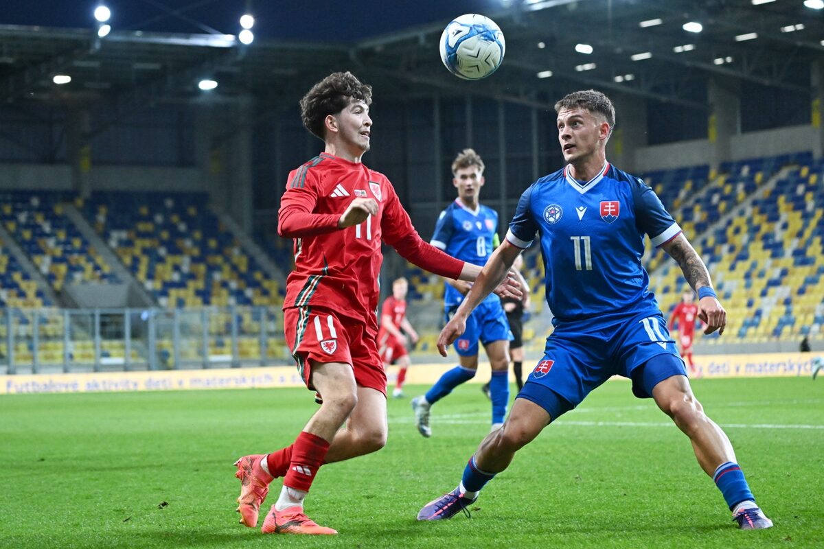 Owen Hampson competing for Wales Under-21s