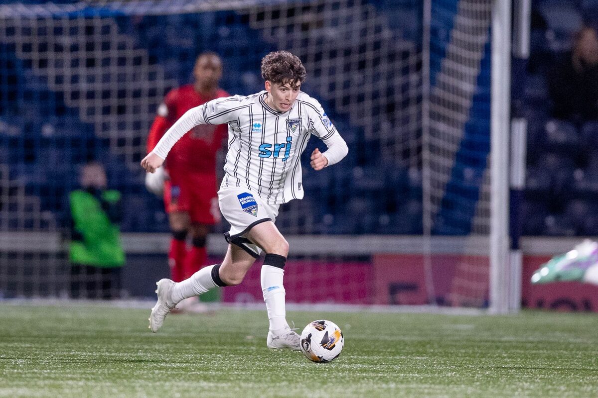 Owen Hampson carrying the ball during a senior match