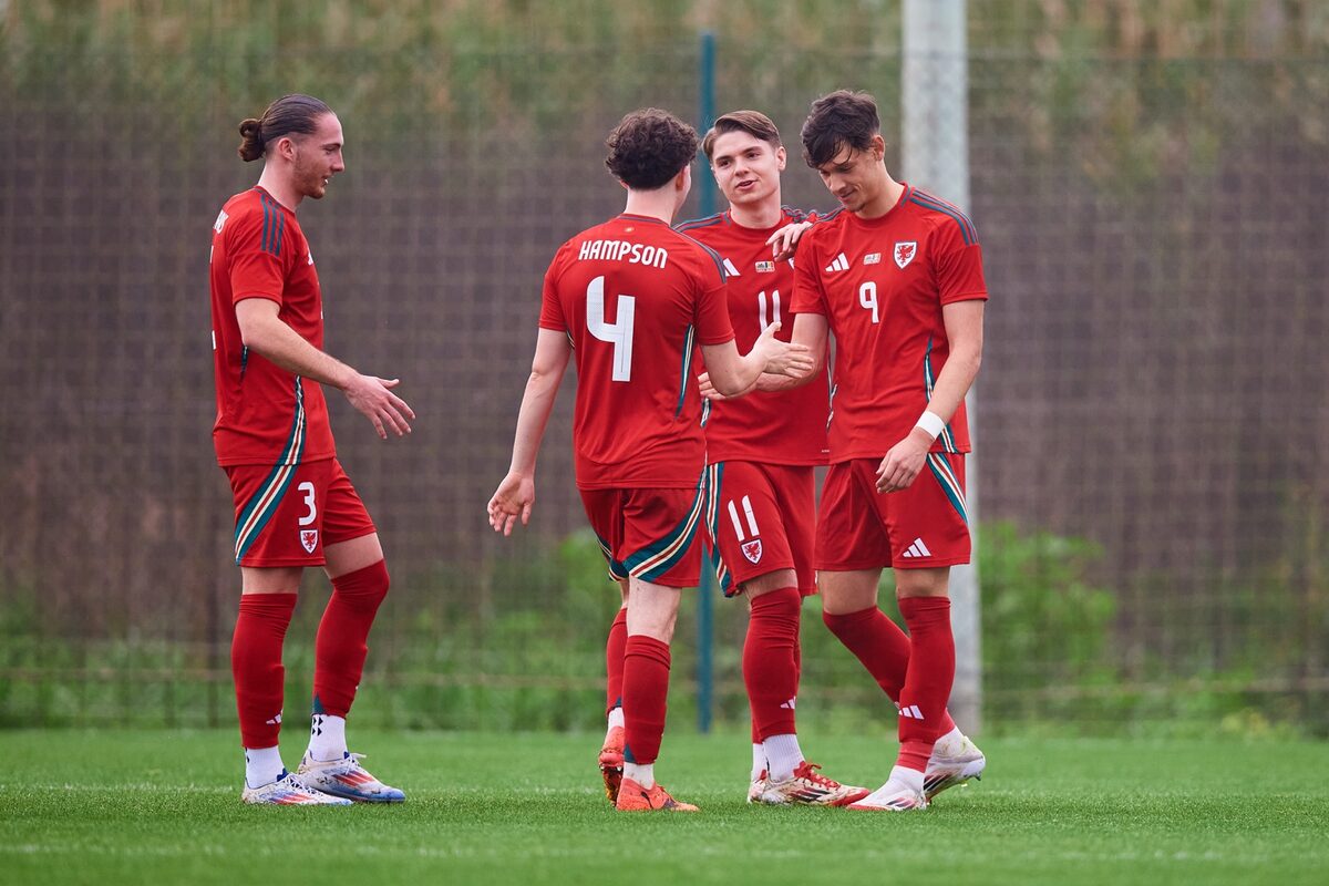 Owen Hampson training with Wales Under-21s